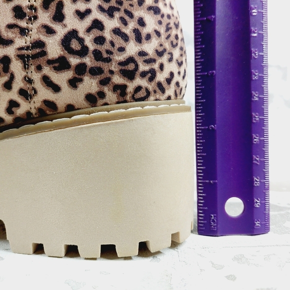 NEW DV Dolce Vita Rielle Tan Brown Leopard Print Lug Sole Ankle Boots F1031 - Picture 9 of 12